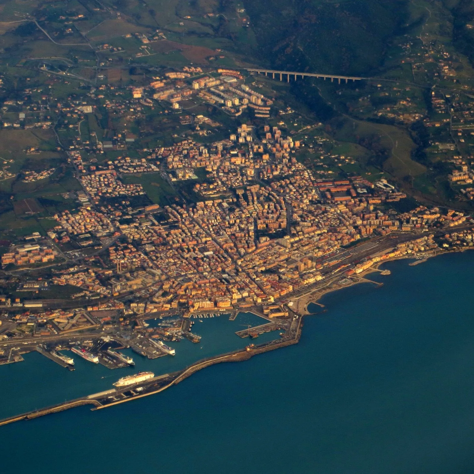 Civitavecchia vista dall'aereo, fra il porto e le colline