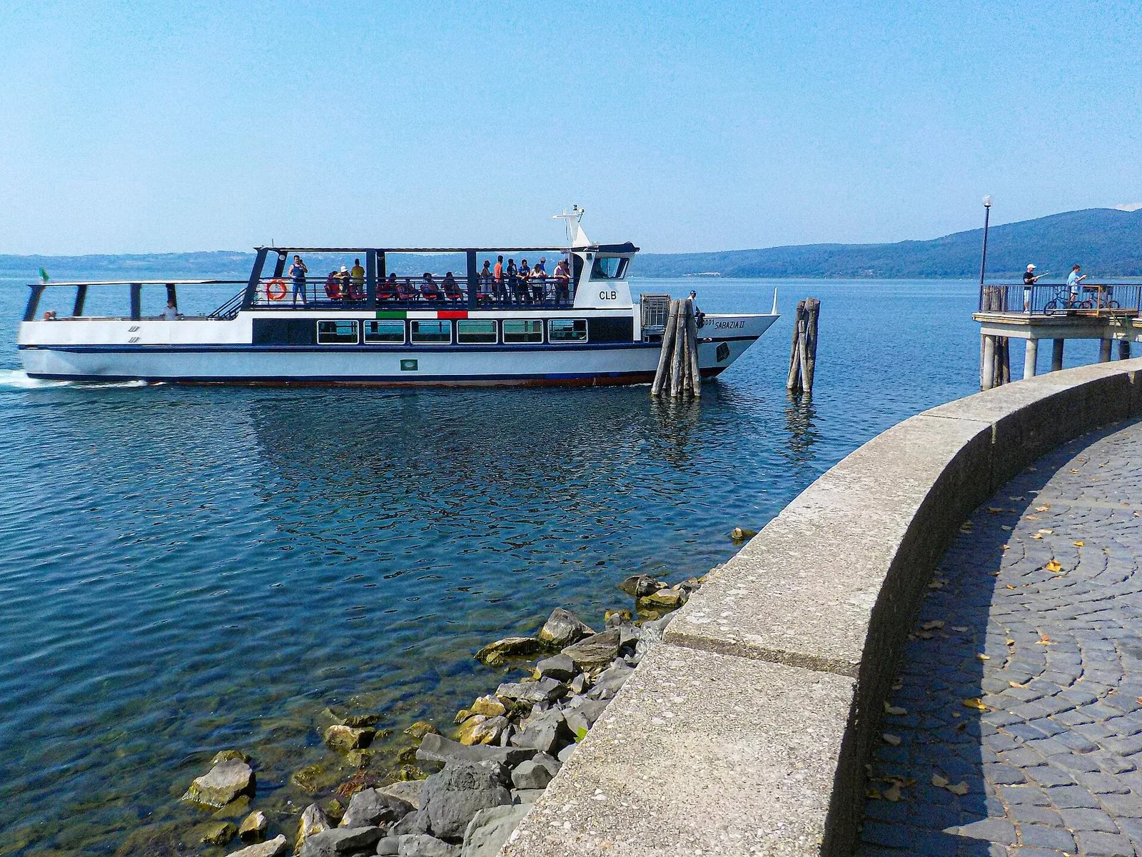 Un battello al molo di Trevignano Romano, sul Lago di Bracciano