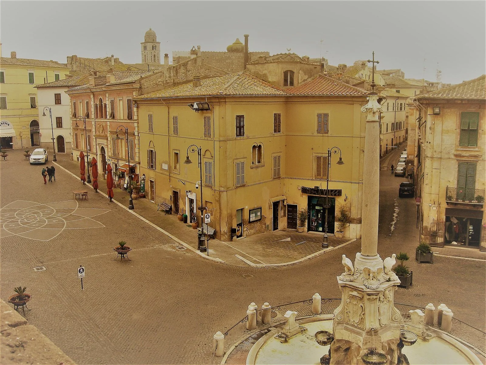 Una piazza del centro storico di Tarquinia vista dall'alto