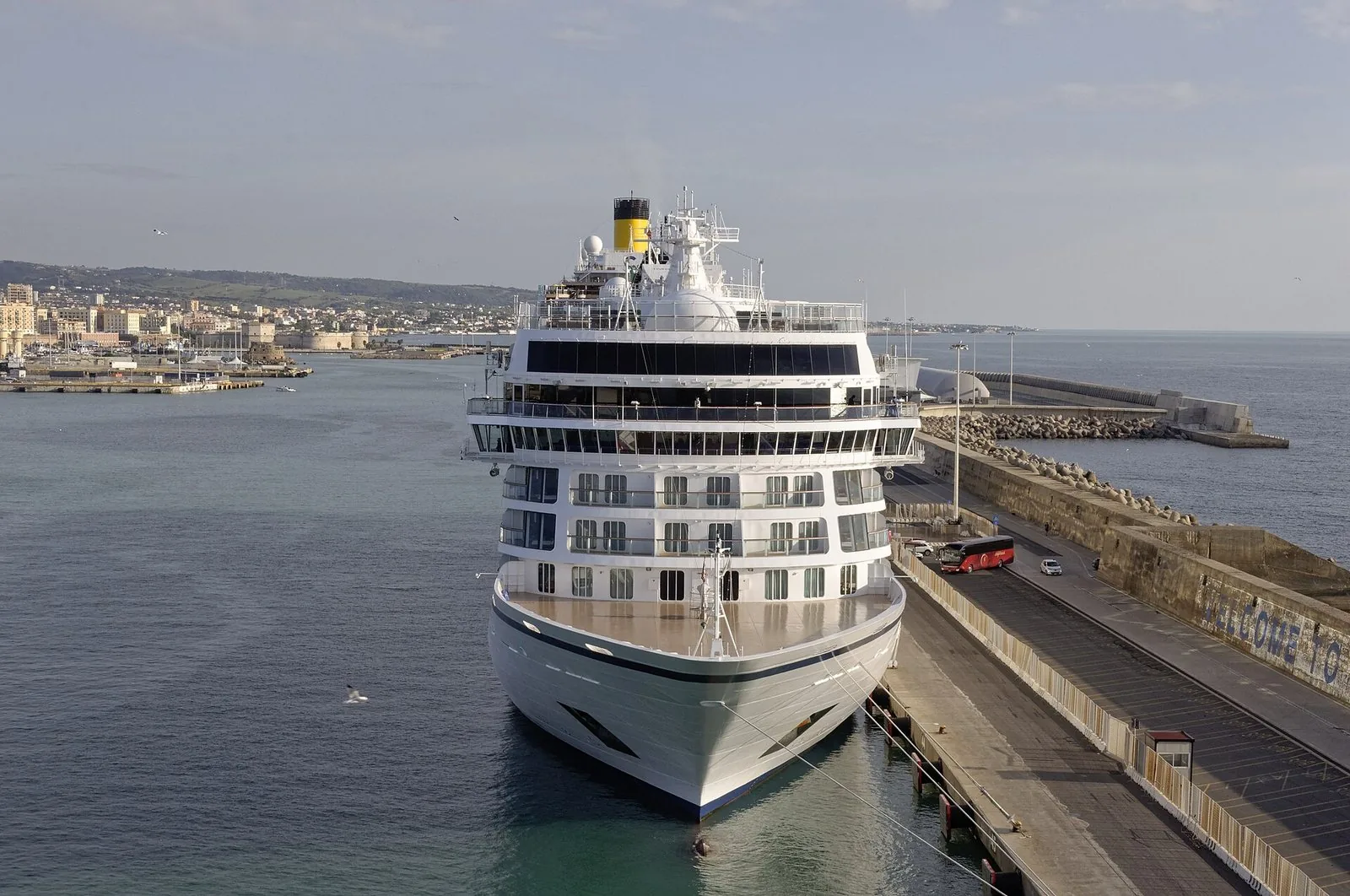 Una nave da crociera ormeggiata alle banchine del porto di Civitavecchia