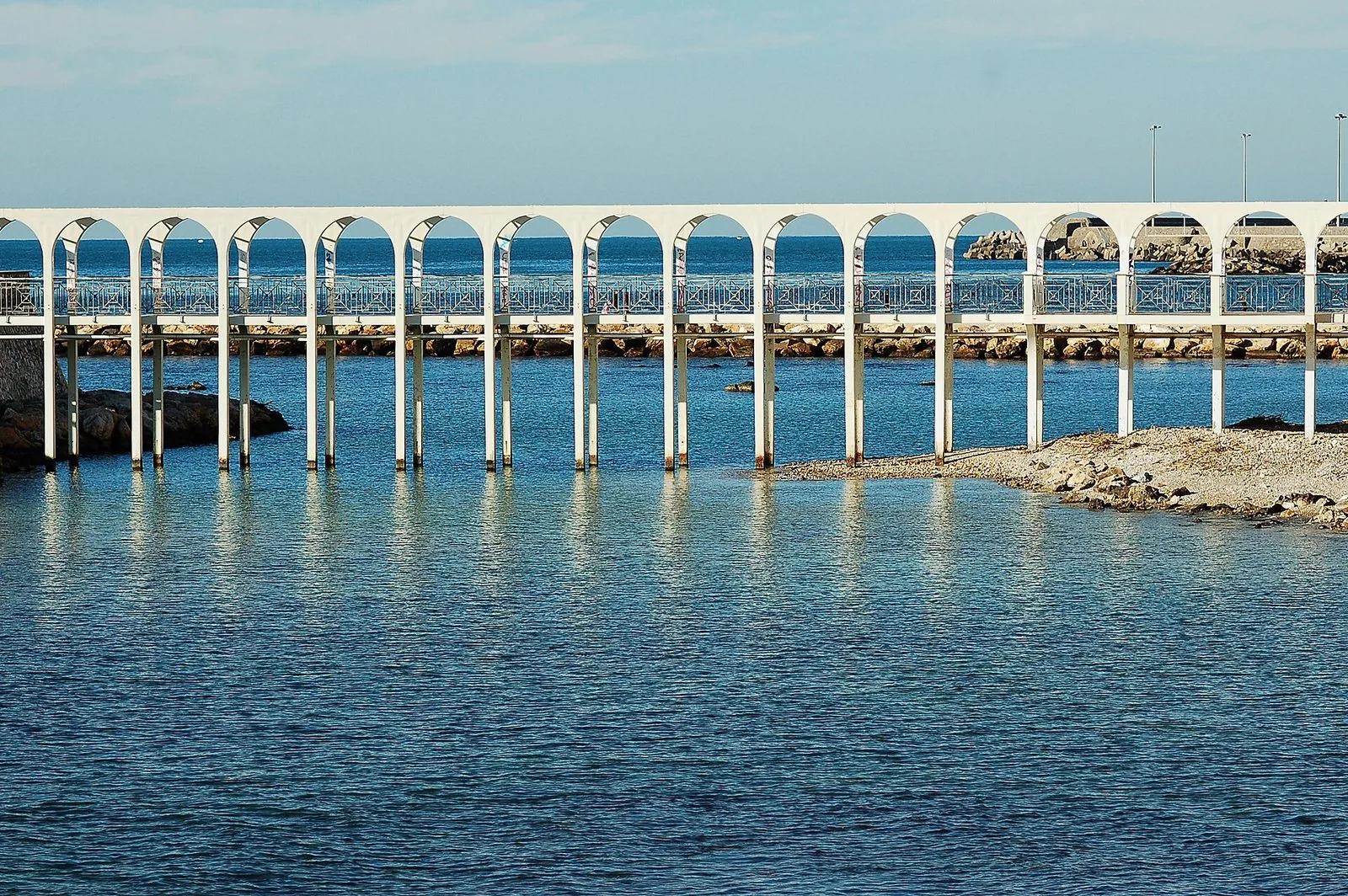 Il Pirgo, il pontile ad arcate sul lungomare di Civitavecchia