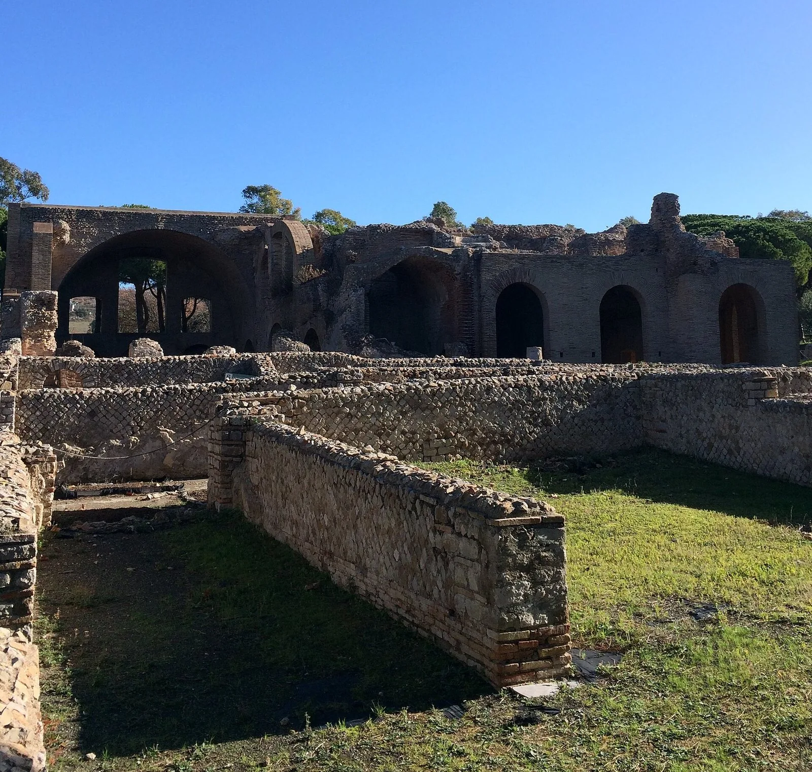 I resti delle Terme Taurine, sulla collina a nord di Civitavecchia